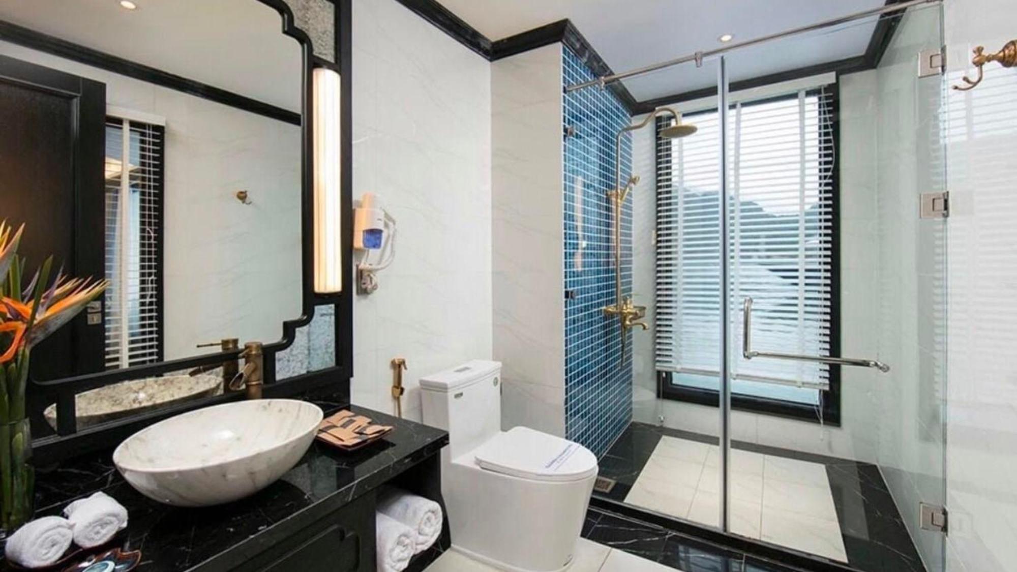 Lotus Boutique Cruise Hotel Hạ Long Ngoại thất bức ảnh